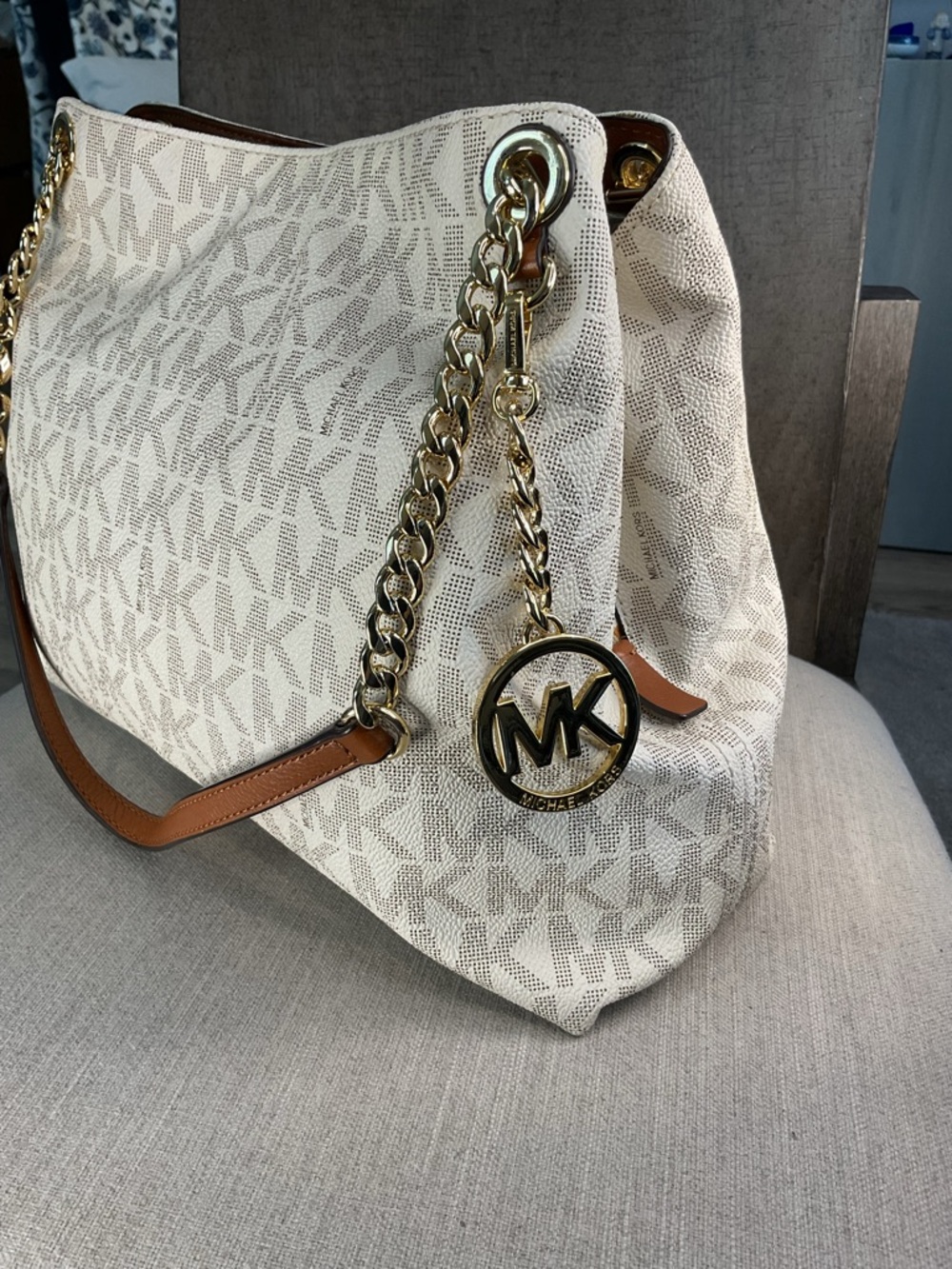 Michael Kors Raven Large Shoulder Tote in Vanilla Signature – Like New! - Picture 8 of 16